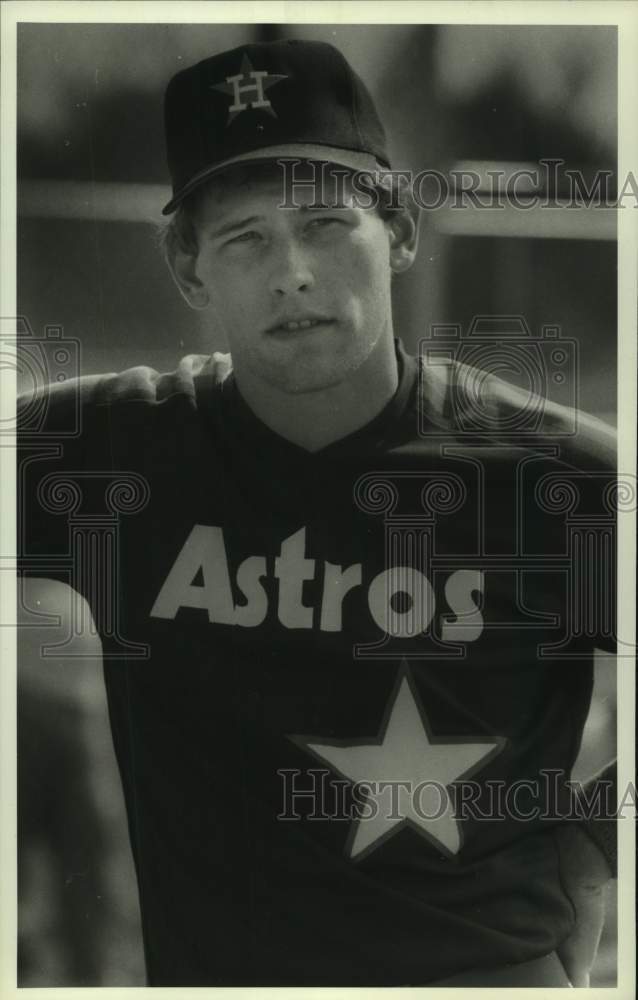 1985 Press Photo Houston Astros baseball player Robbie Wine looks on at camp- Historic Images