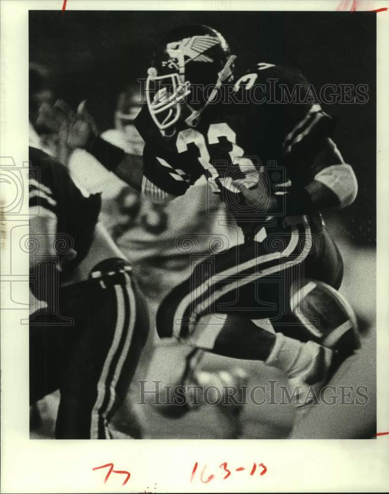 1983 Press Photo Rice football player Kevin Trigg drops the wet ball as he runs- Historic Images