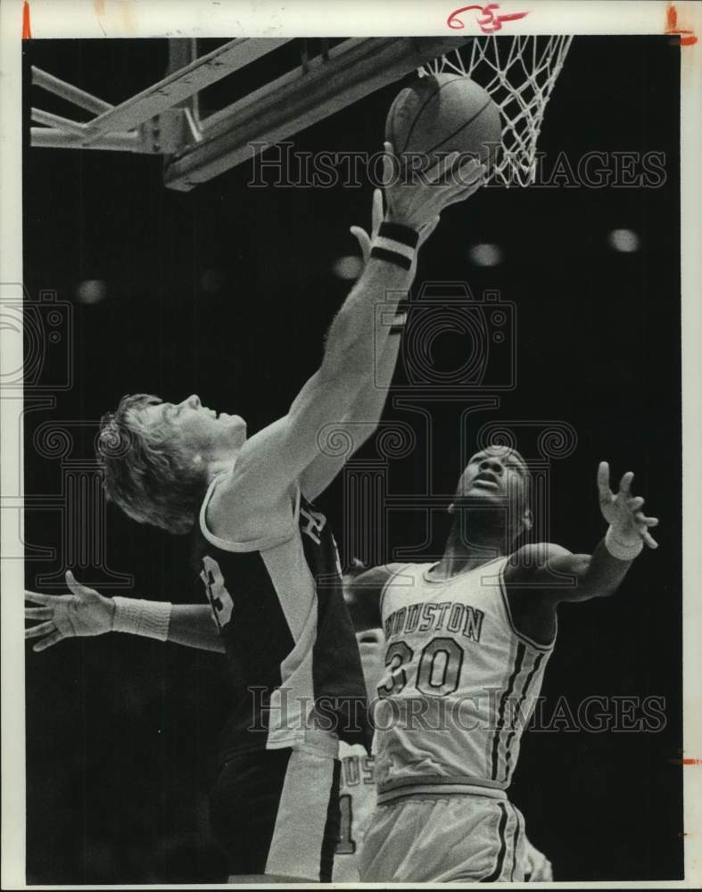 1977 Press Photo Houston&#39;s Mike Schultz defends shot from under basket.- Historic Images