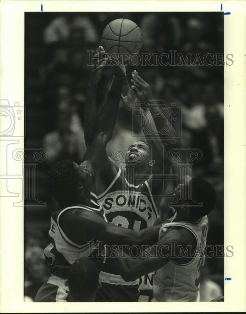 1989 Press Photo Rockets' Otis Thorpe battles a pair of Sonics for a rebound.- Historic Images
