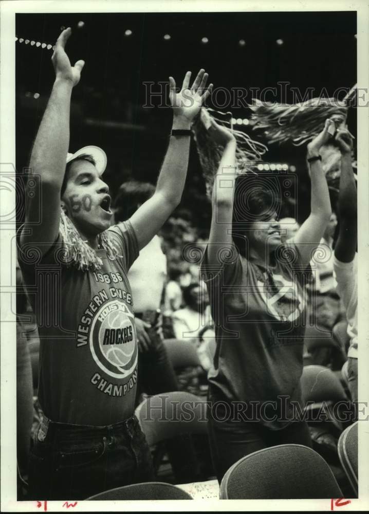 1986 Press Photo Houston Rockets basketball fans Javier Nadal &amp; Rita Nadal cheer - Historic Images