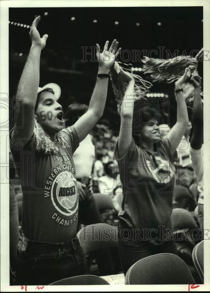 1986 Press Photo Houston Rockets basketball fans Javier Nadal & Rita Nadal cheer - Historic Images