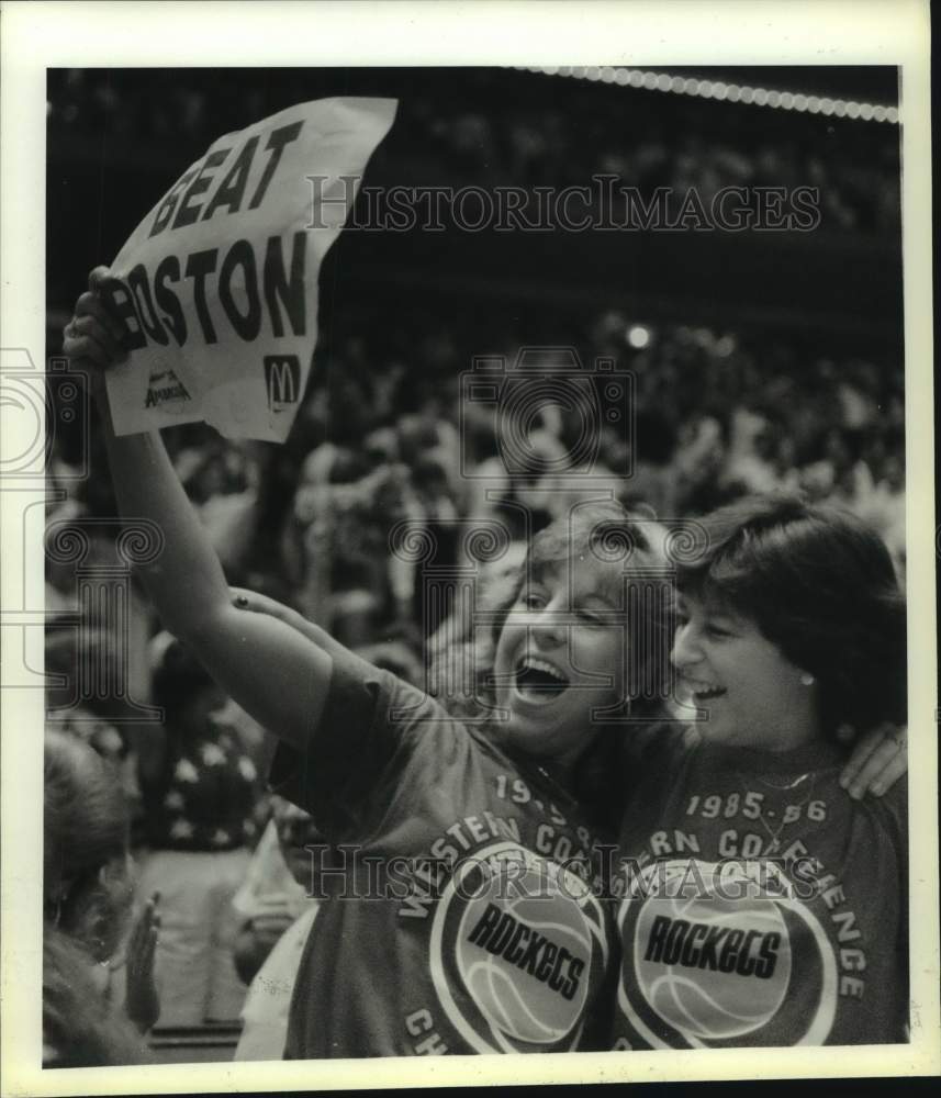 1986 Press Photo Houston Rockets basketball fans Roxanne Larizza & Pearl Padilla - Historic Images