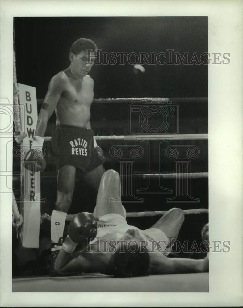 1987 Press Photo Boxer Ralph Reyes stands over David Moreno after winning fight - Historic Images