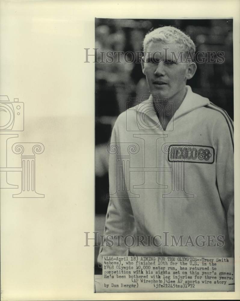 1972 Press Photo Distance runner Tracy Smith wears 1968 Mexico Olympic warm-up- Historic Images