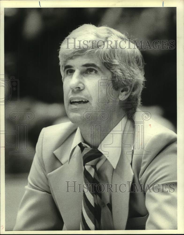 1979 Press Photo Milwaukee Bucks basketball Del Harris looks up in game- Historic Images