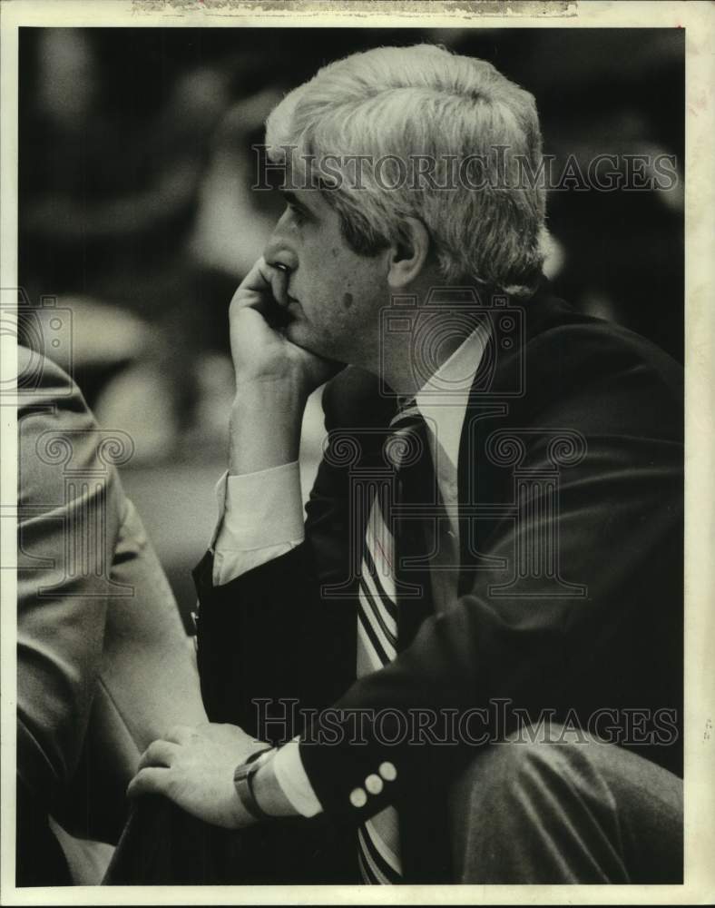 1982 Press Photo Houston Rockets basketball coach Del Harris watches from bench - Historic Images