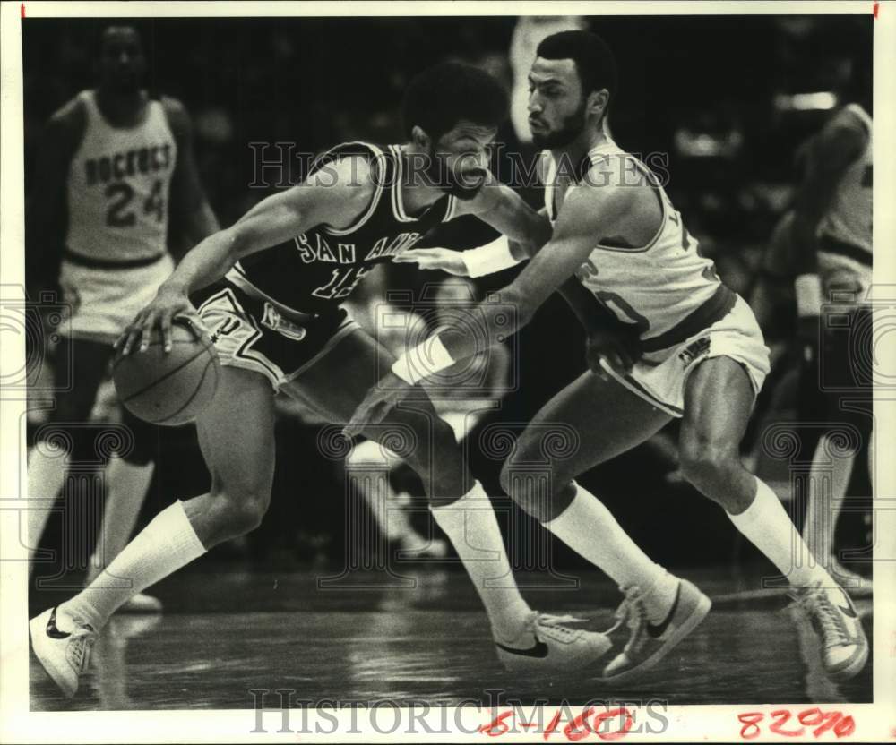 1981 Press Photo Houston Rockets basketball player Allen Leavell guards J Silas- Historic Images