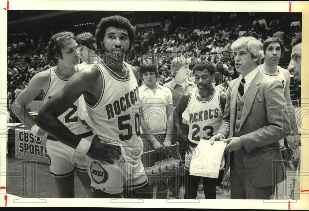 1981 Press Photo Houston Rockets basketball players listen to Del Harris - Historic Images