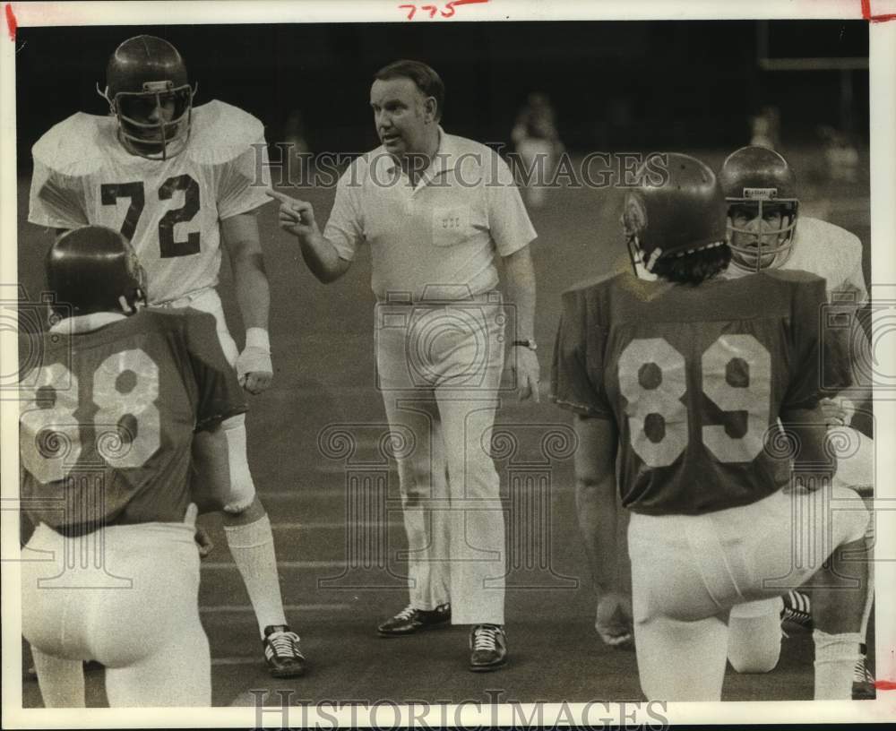 1977 Press Photo USC football coach John Robinson instructs players in practice - Historic Images