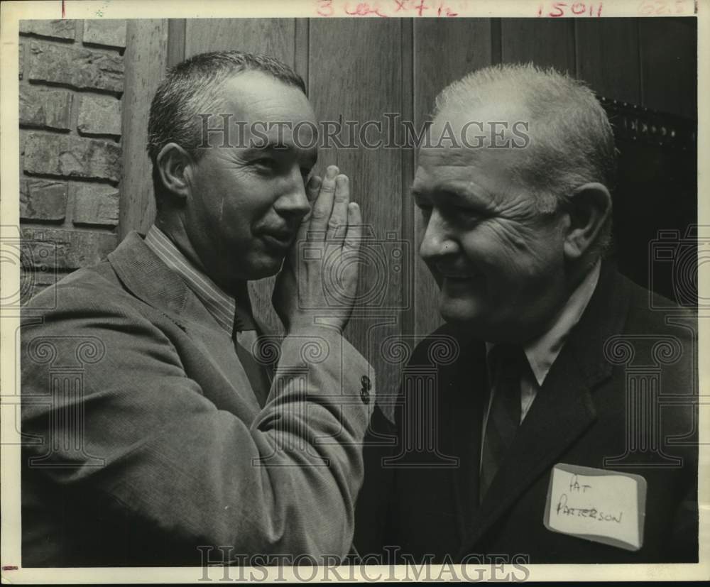 1970 Press Photo Kansas football Pepper Rodgers whispers to Pat Patterson- Historic Images