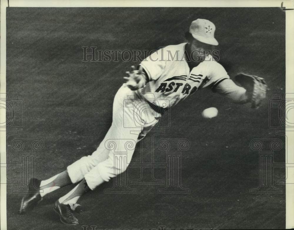 1974 Press Photo Houston Astros baseball player Lee May dives for ground ball - Historic Images