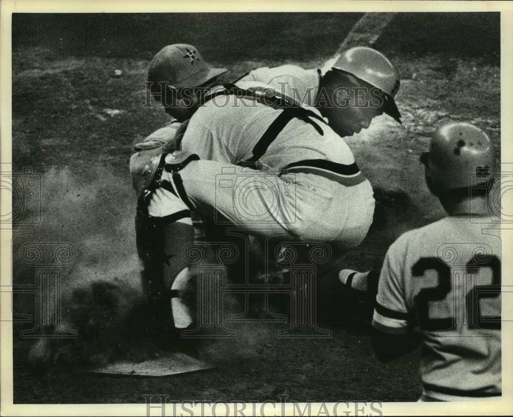 1974 Press Photo Houston Astros baseball player Lee May blocks home plate - Historic Images