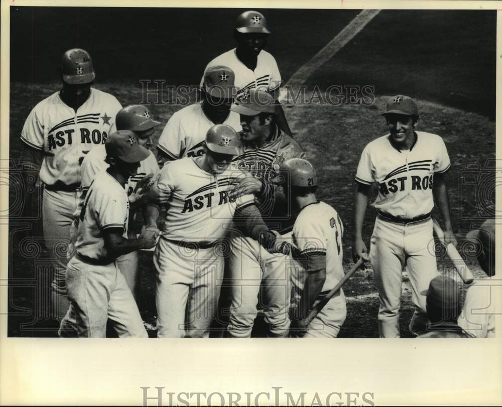 1974 Press Photo Houston Astros baseball player Milt May hugged by teammates - Historic Images