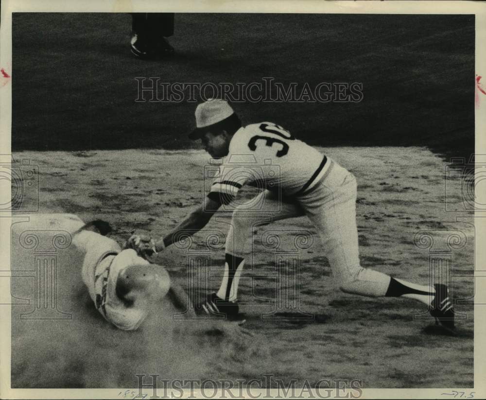 1973 Press Photo Houston Astros baseball player Roger Metzger is tagged out - Historic Images