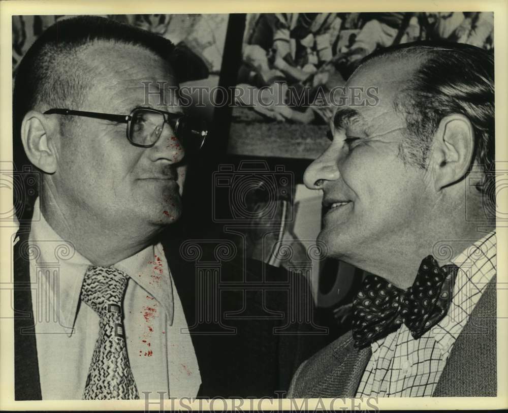 1975 Press Photo Oilers&#39; coach Bum Phillips talks with another gentleman. - Historic Images