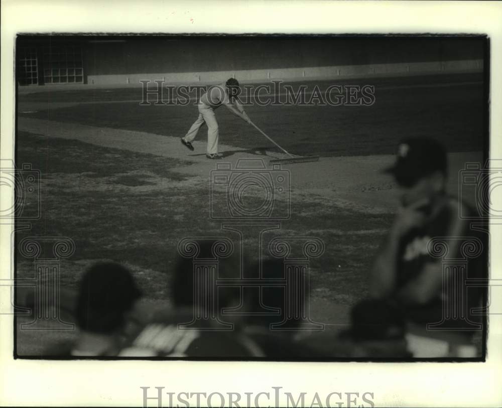 1985 Press Photo Houston Astros baseball groundskeeper Bud Koehnke rakes dirt - Historic Images