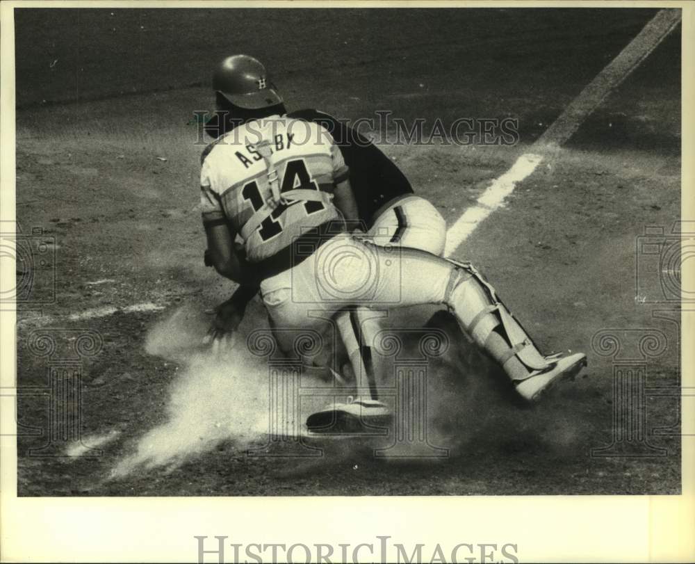 1982 Press Photo Houston Astros baseball player Ashby attempts tag at home plate - Historic Images