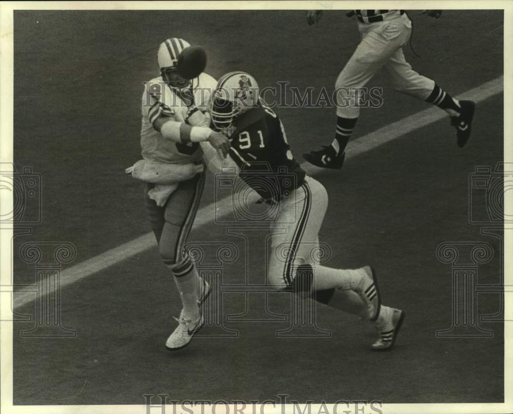 1982 Press Photo Oilers' Archie Manning is pressured by Patriots George Crump. - Historic Images