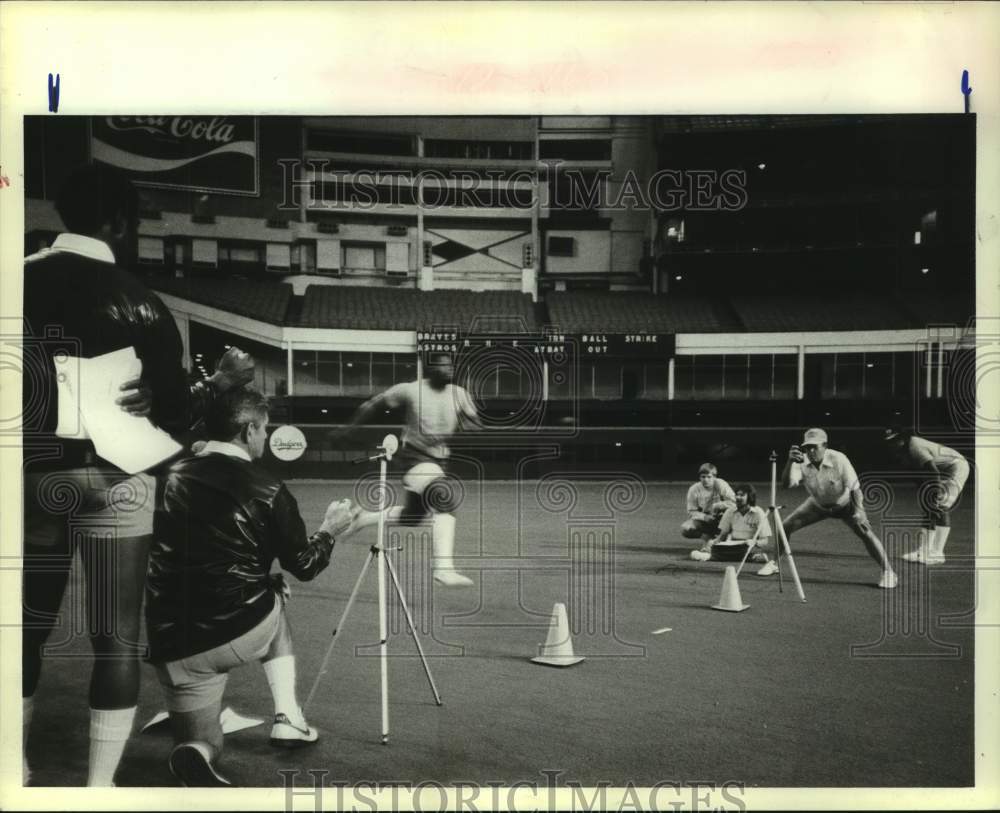 1983 Press Photo Oilers&#39; staff time players in 40-yard dash during mini-camp. - Historic Images