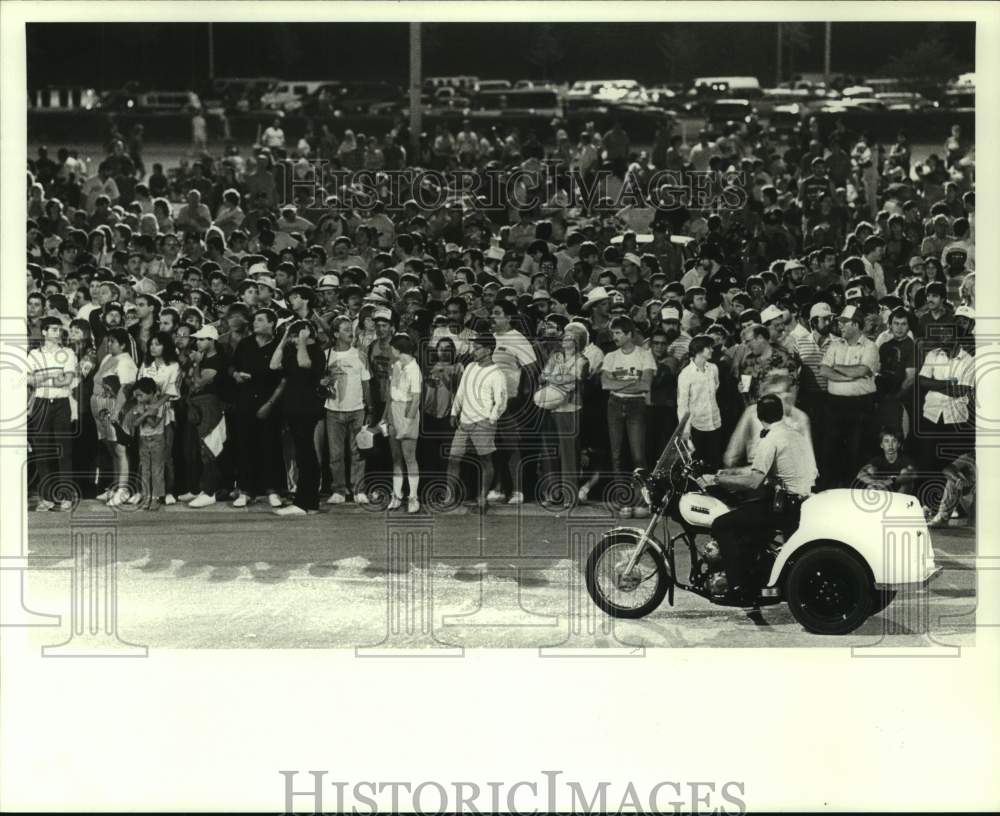 1986 Press Photo Houston Astros baseball fans gather outside the Astrodome- Historic Images