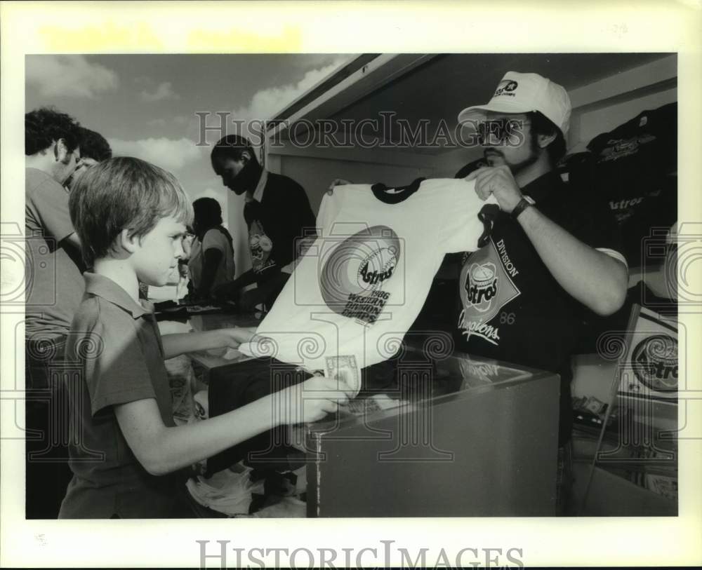 1986 Press Photo Houston Astros baseball fans purchase t-shirts at Astrodome - Historic Images