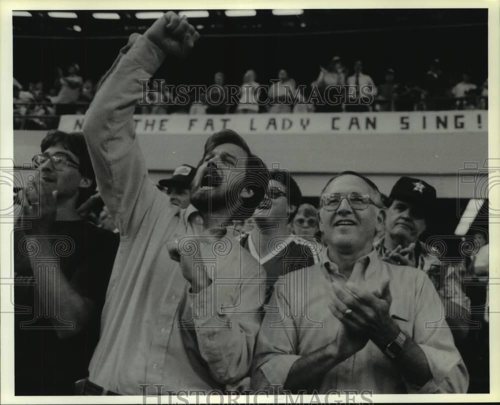 1986 Press Photo Houston Astros baseball fans Eddie Alley &amp; Dr Spann cheer at ga- Historic Images