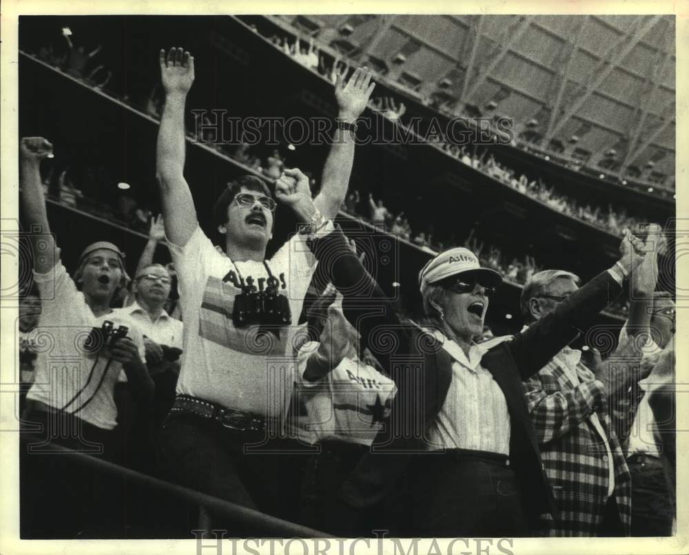 1980 Press Photo Matt and Frances Matteson cheer for Astros in playoff game.- Historic Images