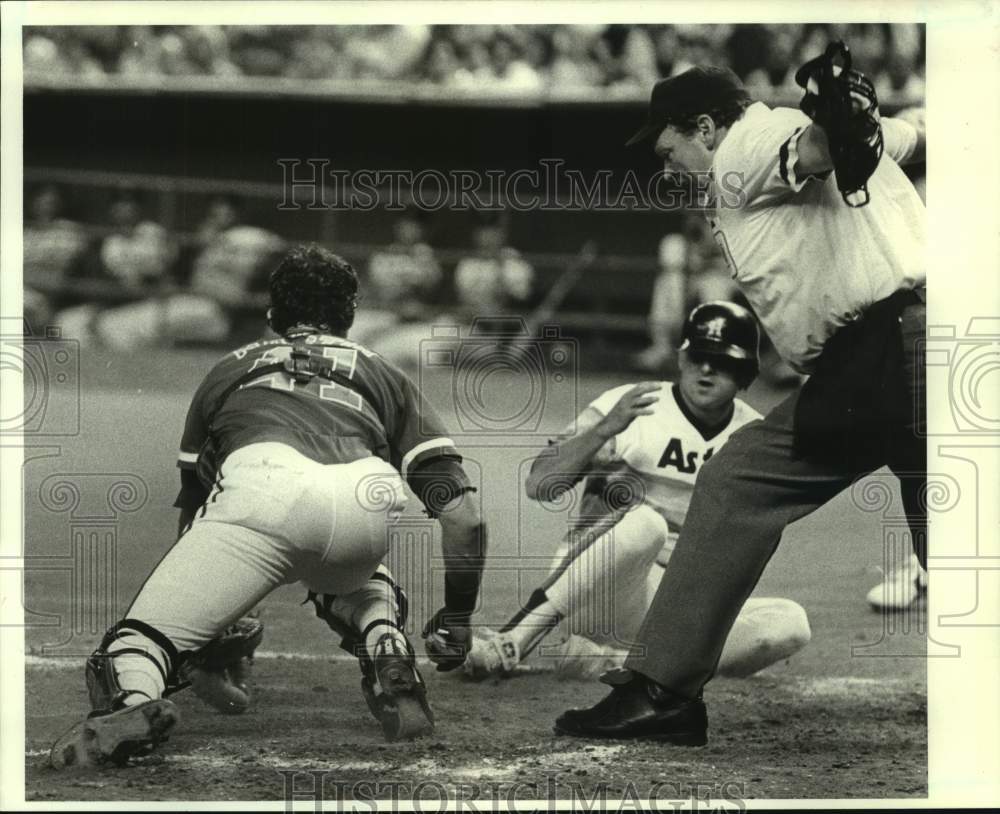 1986 Press Photo Astros' Jim Pankovits slides around Cubs' Mike Martin's tag.- Historic Images