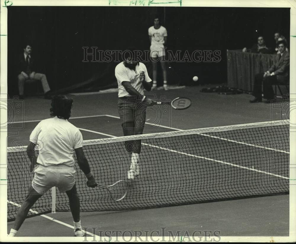 1977 Press Photo Steelers&#39; Franco Harris hits ball in Muscular Dystrophy Benefit- Historic Images