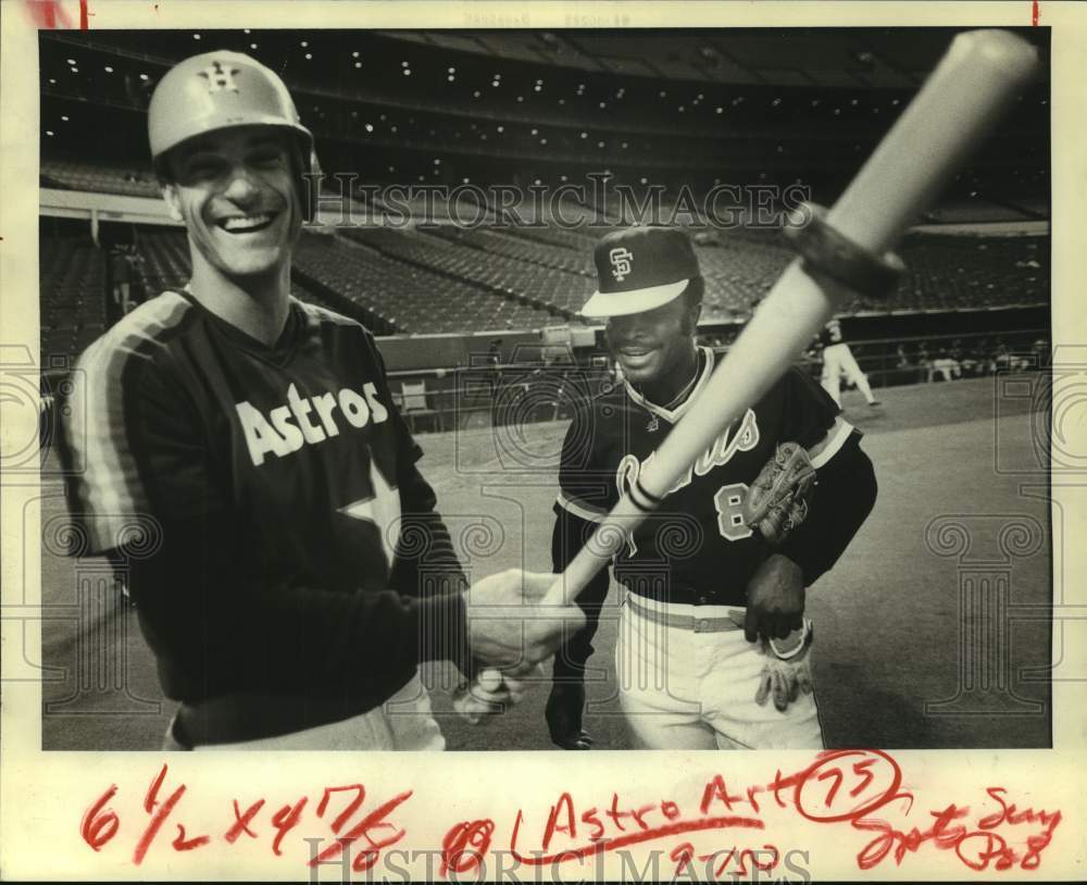 1981 Press Photo Astros&#39; Art Howe shows hot bat to Giants Joe Morgan.- Historic Images