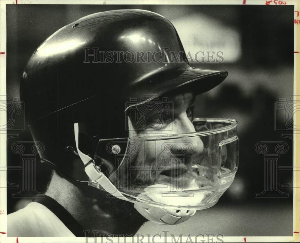 1990 Press Photo Astros Art Howe sports new batting helmet to protect broken jaw - Historic Images