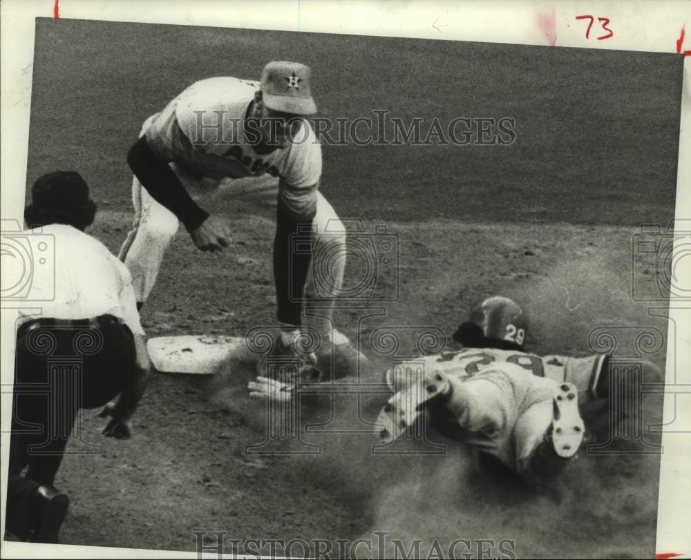 1977 Press Photo Astros Art Howe applies tag to sliding Cardinals Jerry Mumphry. - Historic Images