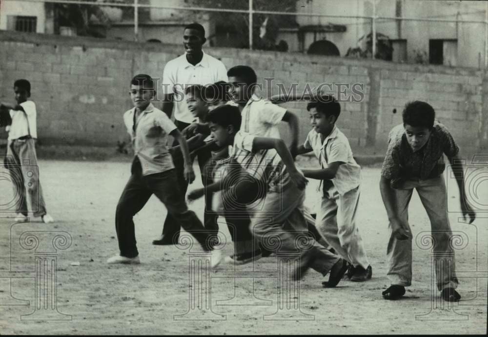 1963 Press Photo Base runners break for third as Manuel Mota yells encouragement - Historic Images