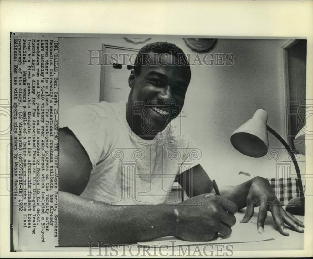 1972 Press Photo Southern Methodist tailback Wayne Morris keeps diary for AP. - Historic Images