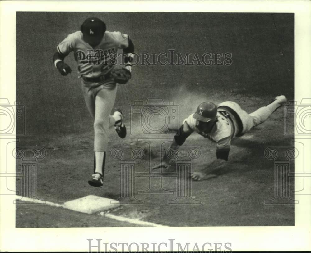 1981 Press Photo Dodgers Pedro Guerrero beats Astros Phil Garner to 3rd for out. - Historic Images