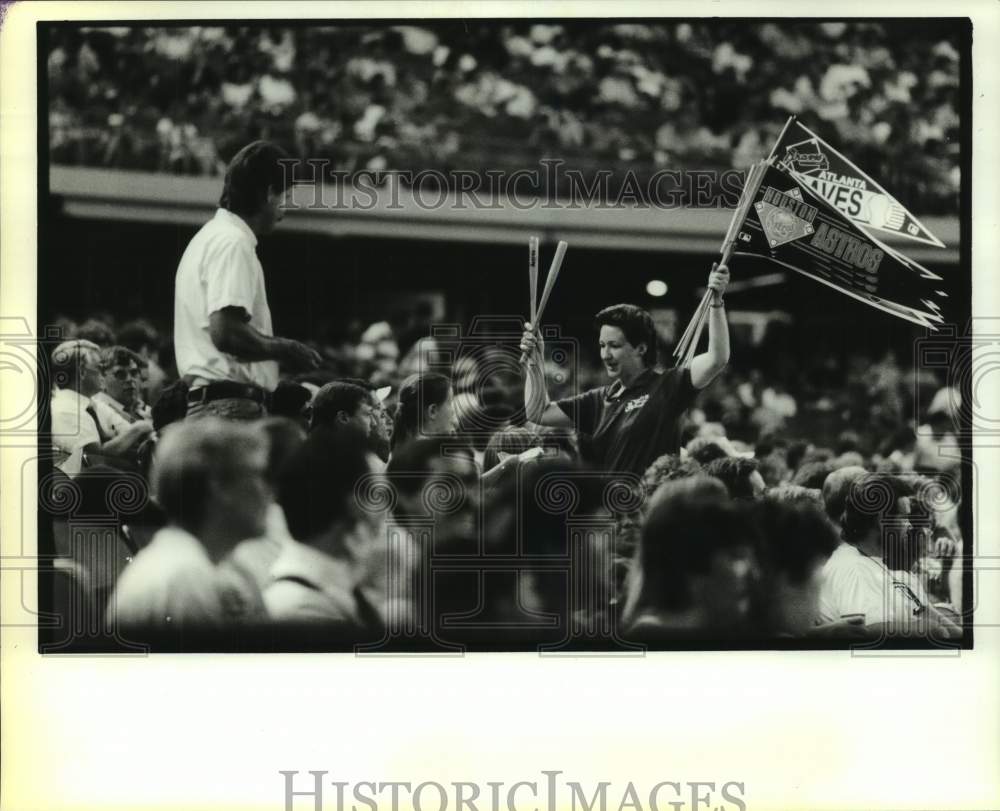 1991 Press Photo Astros&#39; concession worker hawks souvenirs at Fun Days promotion - Historic Images