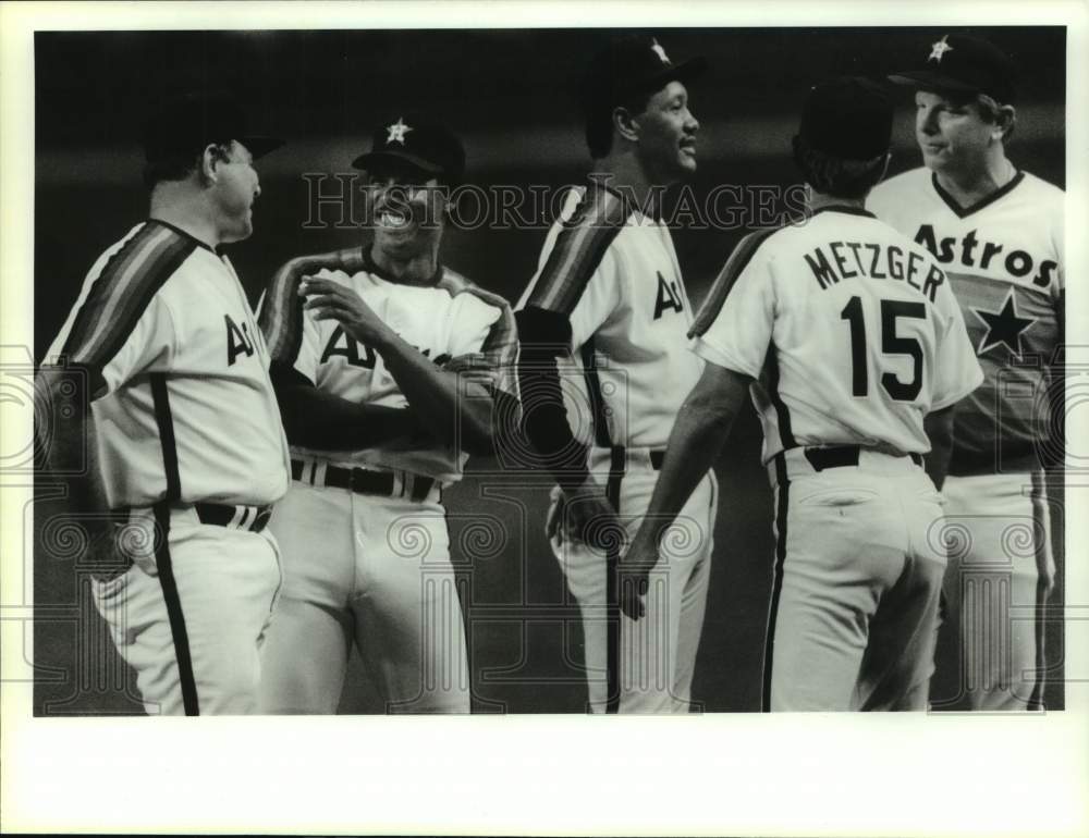 1989 Press Photo Group of former Astros&#39; players have a laugh on the field. - Historic Images