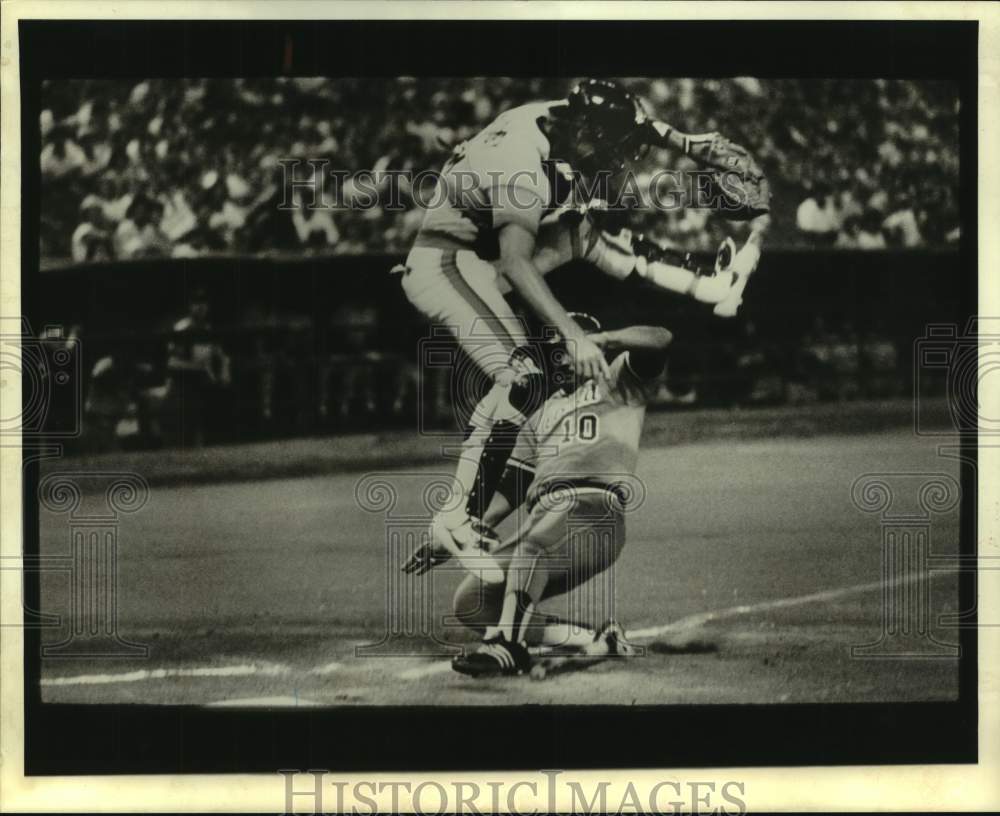 1984 Press Photo Braves&#39; Chris Chambliss slides under leaping Astros&#39; Alan Ashby- Historic Images