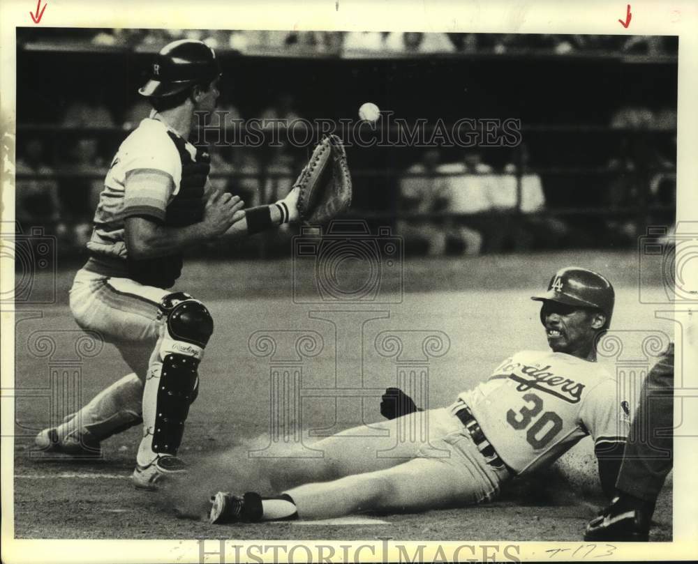1983 Press Photo Dodgers Derrell Thomas safe as Astros John Mizercok misses ball- Historic Images