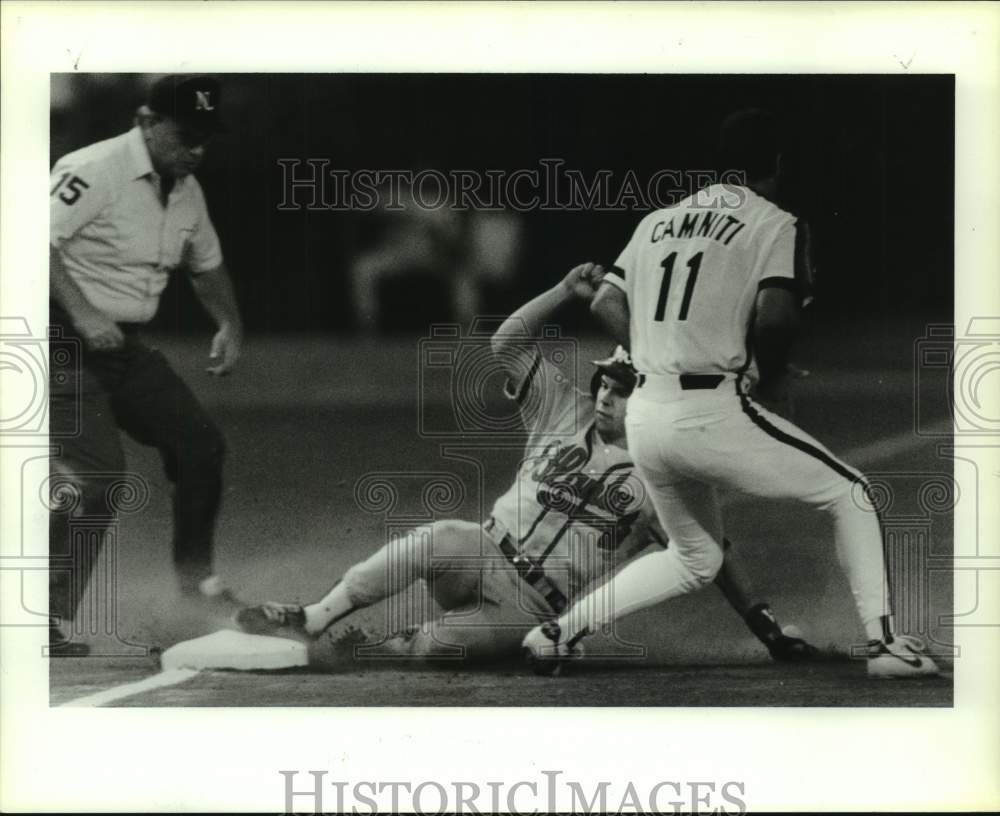 1989 Press Photo Braves Mark Lemke safe at third; Astros Ken Caminiti muffs ball - Historic Images