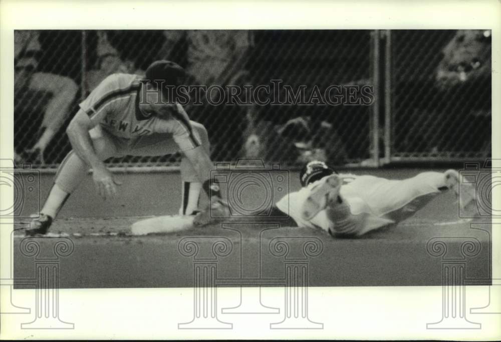 1988 Press Photo Astros&#39; base runner is tagged out by Mets&#39; third baseman. - Historic Images