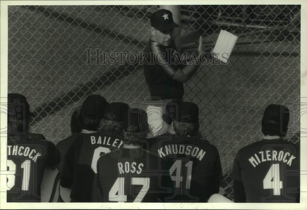 1985 Press Photo Astros&#39; manager Bob Lillis talks to pitchers &amp; catchers at camp- Historic Images