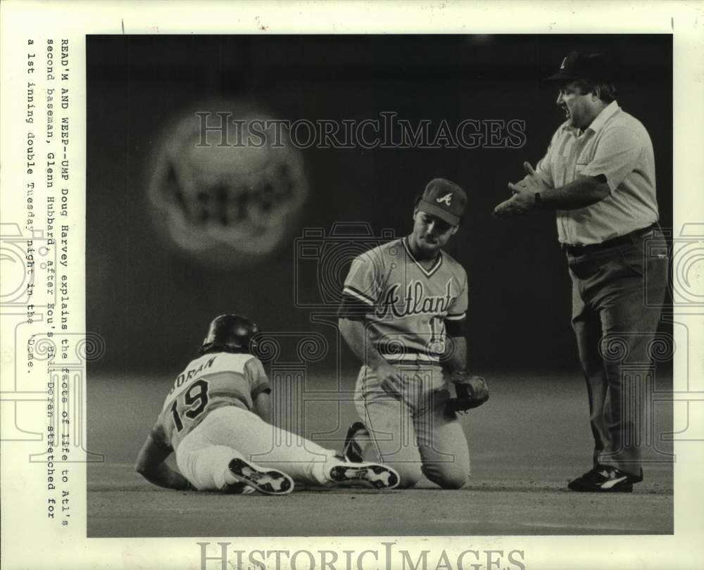 1985 Press Photo Umpire explains to Braves' Hubbard how Astros' Doran is safe. - Historic Images