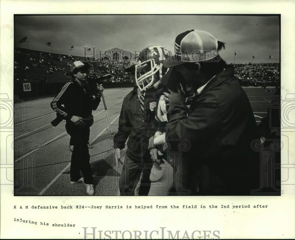 1984 Press Photo Texas A&amp;M football player Joey Harris is helped after injury - Historic Images