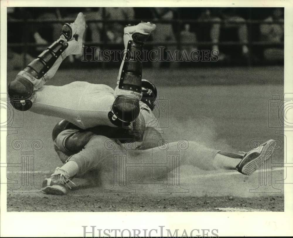 1988 Press Photo Cardinals&#39; Lonnie Smith collides with Astros&#39; John Mizerock. - Historic Images