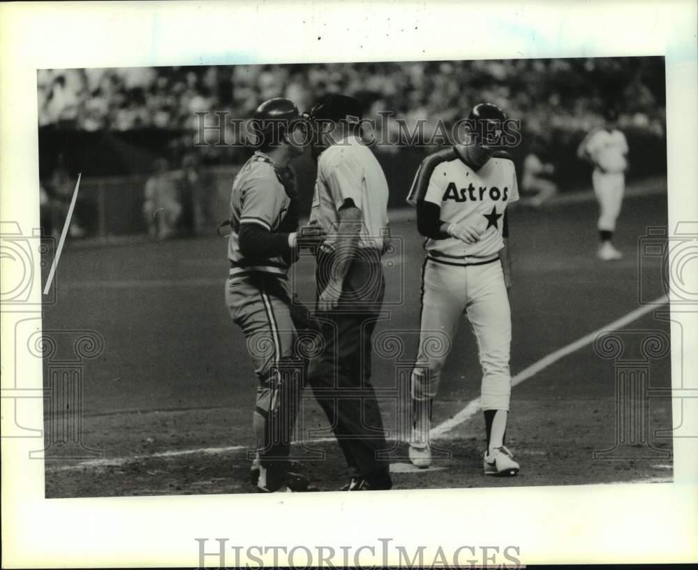 1988 Press Photo Catcher talks to umpire as Astros&#39; player crosses plate. - Historic Images