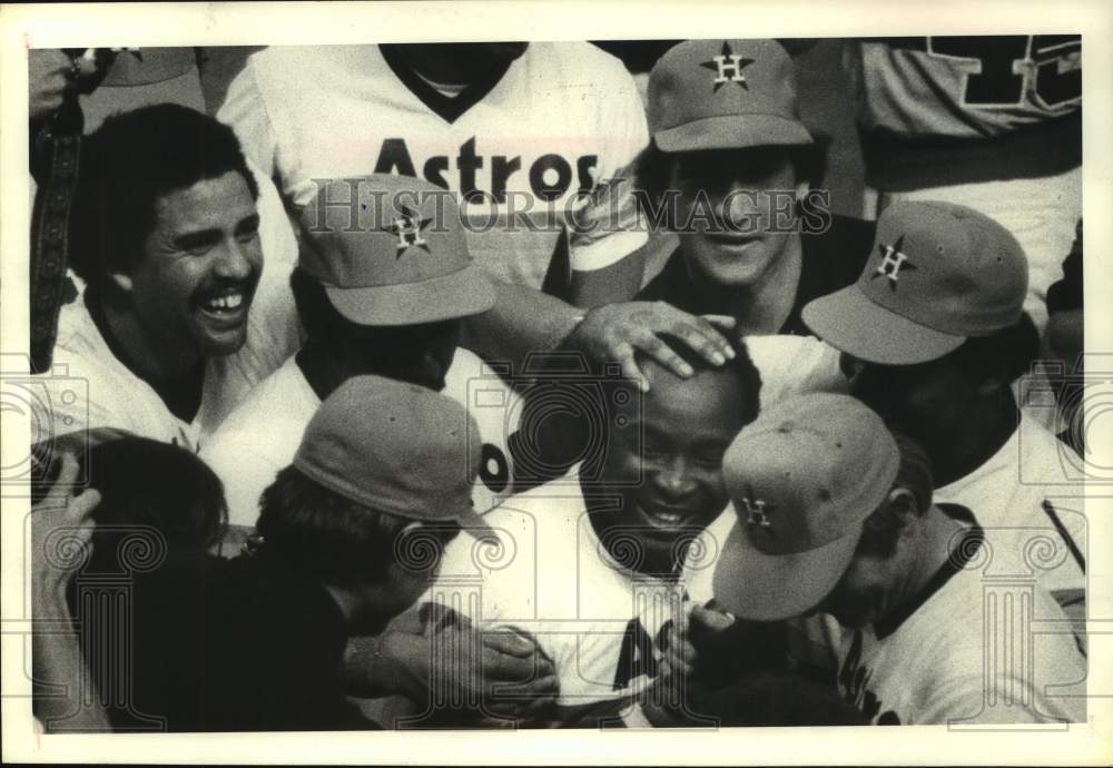 1980 Press Photo Astros&#39; Joe Morgan congratulated in dugout after scoring run.- Historic Images