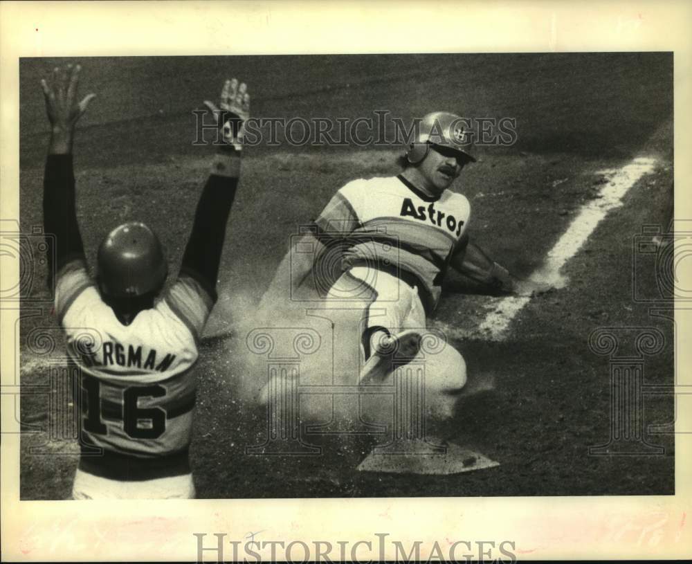 1980 Press Photo Astros&#39; Dave Bergman raises arms as teammate slides to home.- Historic Images