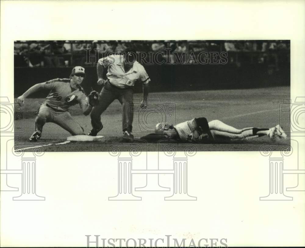 1982 Press Photo Houston Astros baseball player Dickie Thon steals third base- Historic Images